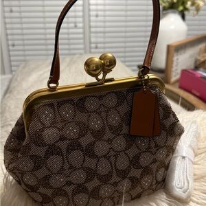 EUC Crystal Kisslock 16